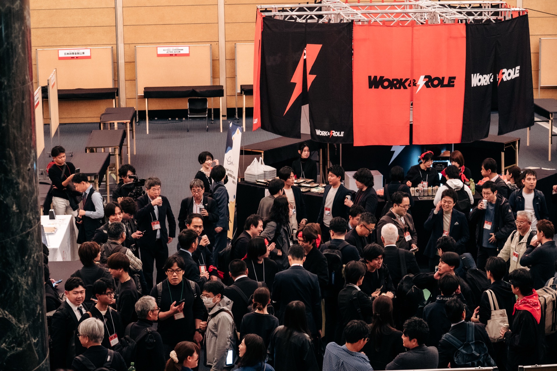 WORK AND ROLE 2026 イベントホールの来場者とステージ